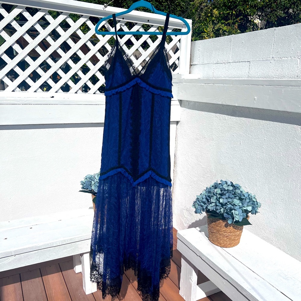 ALICE + OLIVIA Opal Lace Handkerchief Dress size 4.